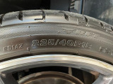 純正18インチアルミホイール。フロントは225/40R18