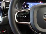 前方車を自動追従するアダプティブクルーズコントロールに加え、ステアリング操舵も行う進化型クルーズ『パイロットアシスト』を搭載。車体を車線内へと適正に維持しつつ先行車を忠実に追従します。