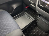 助手席下にも収納スペースがございます!