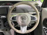 インテリアに合わせたデザインのステアリングは、運転される方のことも考え、運転しやすい形状、大きさです。是非一度、実際に触ってお確かめください。