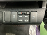 【両側パワースライドドア】です。リモコンや運転席のスイッチ操作で楽々自動開閉。VSA搭載。横滑りを抑えて、安全な走行を確保します。