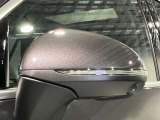 ウィンカー内蔵ドアミラーを開発したのは『メルセデス・ベンツ』です。他車からの視認性が高まり、事故の可能性を低減させています。更に、点灯部分はドライバーの視界に入らないように設計されています。