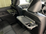 【格納式シートバックテーブル(運転席/助手席)】 物が落ちにくいふち高テーブルはタブレットが立てかけられ、お子さま用のマグカップや500mlの紙パックが入るカップホルダーも備えています。