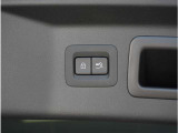 【パワーリアゲート】スイッチを操作することにより、リアゲートが自動で開閉します。自動開閉中のリアゲートを、半開以上の位置で止めることができます。