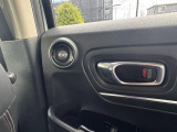 ツイーターフロント及びリアに付いています。