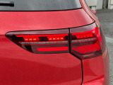 LEDテールランプ(ダイナミックターンインジケーター付き)特徴的な配光パターンによって後続車からの視認性が高まり、万一の追突の危険性を軽減します。