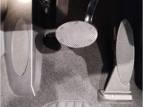 BMWはオルガン式アクセルペダルを採用しています。踏み込む足とペダルが同じ軌跡を描くため、かかとがずれにくく、アクセルコントロールがよりしやすくなるメリットがあります。