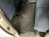 しっかりと汚れ、砂ぼこりを落とし足元まで清潔な車内空間を作り上げております♪