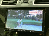 停車時にテレビを楽しめるTV画面を搭載。旅先での休憩時間や待ち時間を有効活用して、快適な時間を過ごせます。