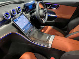運転席ドアトリムには窓の一括コントローラーと電動ドアミラーのコントローラーが装備。