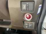 ヘッドライトレベリング機能で、重い荷物を積んだ時の、対向車のパッシングを防げます。左側はパワースライドドアです。