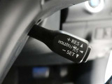 クルーズコントロール機能付きです。走行中に先行車の様子を検知しながら、設定した車速の範囲内で先行車との距離のキープを支援します。詳細は販売店スタッフまでおたずねください。