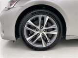 かっこいいホイールですね。 車のイメージを大きく左右するホイール部分はコダワリを持ちたいですね。