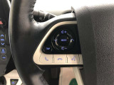 【ステアリングスイッチ】前方から目を離したり、ステアリングから手を離すことなく、手元のスイッチで様々な操作が行えます。