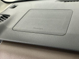 【助手席エアバッグ】SRSエアバッグとはシートベルトの働きを補助して衝突した時に乗員の衝撃を軽減するシートベルト併用式エアバッグ。前面衝突時に瞬時に膨らみ、頭部と胸部の衝撃を軽減します。
