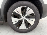 見た目にも重要な専用アルミホイール装着です。車がより引き締まって見えます!やっぱりオシャレは足元からですね♪