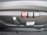 運転席メモリー付きフロント電動シート装備。