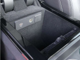 電動ステアリングコラムを採用し、ステアリング位置を細かく調整可能。シートポジションと合わせて、自分に合ったドライビングポジションをつくりやすい装備です。