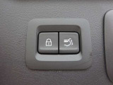 スイッチひとつでリアゲートの開閉が可能なパワーリフトゲートを装備!荷物で手が塞がっている時や小柄な方でも力を使わずスムーズに開閉できます。日常のお買い物から旅行まで利便性を高める快適な装備です。