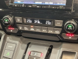 操作性の良いエアコンパネル。前席シートヒーターで寒い冬も快適ドライブ。
