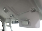 運転席と助手席にちょっとした身だしなみのチェックに便利なバニティミラー付サンバイザー♪