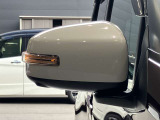 <ウィンカードアミラー>ライトの点滅で対向車、歩行者などに曲がることをお知らせ。安心安全につながります。