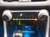 左右独立型エアコンで運転席、助手席とも快適な室内!