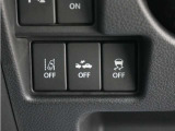 パワーウィンドウを装備しております。運転席側はオート機能付きで、スイッチを奥まで押す・引くことで、窓が自動で全開・全閉します。