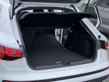 開口部が低く設定されているので、荷物の積み下ろしがスムーズに行えます。更に分割可倒式リアシートの採用でシートのバックレストを倒すと、大きく長い荷物も積み込めます。
