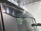 クルマと一体感がある.デザインのプラスチックバイザー 雨の日でも車内の換気ができます。