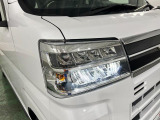 白く明るい光で夜間走行をサポートするLEDヘッドランプを搭載