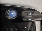 お車のキーはスマートキーです。キーを身につけた状態で車に近づき、ドアロックの解錠や施錠操作が出来ます。雨の日など両手がふさがっている時など、とっても便利ですね。