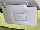 【サンバイザー】眩しさを遮り視界を確保するだけでなく、バニティミラーでの身だしなみチェックや、駐車券を挟むカードホルダーとしても活躍。日差しから瞳を守り、運転の集中力を支えるアイテムです。