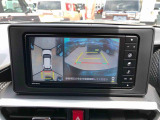 車両の前後左右に搭載した4つのカメラにより、車を真上から見ているような映像を表示。運転席から確認しにくい車両周囲の状況を把握できます。