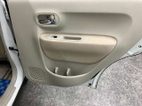 【後席ドア】ドリンクホルダーがあります。