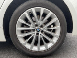 BMWならではの卓越した走りを支えるホイールと足回りです!日本車の走りに慣れている方にもぜひ体感して頂きたいほど、高いレベルでまとまっています!純正18インチアルミホイール。