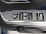 パワーウィンドウのスイッチです。 運転席に居ながら助手席の窓を開け閉めできるので便利ですよ。 ロック機能も付いてるので子供がイタズラして窓を開けるという事もできなくできますよ。