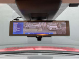車両後方のカメラ映像をミラー面に映し出すので車内の状況や天候に左右されず後方視界を得られます。