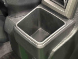 運転席埋め込み式カップホルダー(太ボトル600mm収納可能)