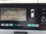 カラービジョンとガイド線で見やすい視点切替式のバックモニター。障害物センサーの検知状況を同時に表示できます