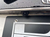 【バックカメラ】後退時に車両後方の映像をモニターに映す機能。目視できない死角を確認でき、衝突事故を防ぎます。駐車が苦手な方だけでなく全てのドライバーに必須の安全装備です。