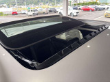 パノラマサンルーフ搭載です。車内が明るくなります。開閉が可能です