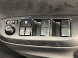 パワーウィンドのスイッチです。運転席に座りながら、助手席や後席の窓を開け閉めできるので大変便利ですよ。
