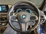 【ハンドル】ドライバーとBMW車の一体感がダイレクトに伝わるステアリングホイール。形状・太さへの拘りに加えて、操作性を高める為にスイッチ類も配置。クイックかつ安定のドライビングを体感下さい!