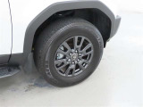 装着タイヤサイズは、265/65R18です。純正アルミホイールを装着しております。