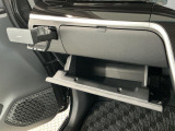 【収納部】パッと手に取りたい小物の置き場に便利。その他、沢山の収納部がございます。