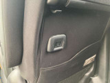 運転席と助手席のシートバックにはUSB端子を用意しており後席の方のスマホの充電もできます。