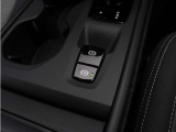 軽いタッチの電気式サイドブレーキとオートサイドブレーキが装備されます。