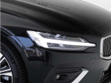 ひときわ印象的なT字型のLEDヘッドライトは、新世代のボルボを象徴するユニークなアイコンとなっています。LEDデイタイム・ランニング・ライトやポジションライト、ウインカーの役割も果たします。
