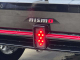 リヤLEDフォグランプ(NISMO専用デザイン)。モータースポーツを思わせる中央配置のLEDランプが、悪天候時の視認性を高めつつスポーティなリアビューを演出します。